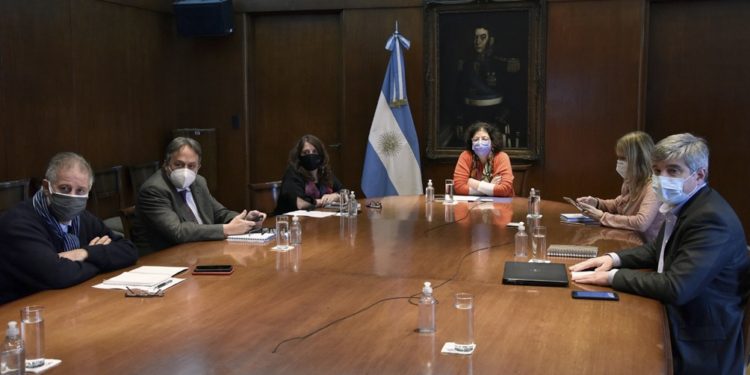 Acordaron acelerar las segundas dosis en mayores de 40 y personas con riesgos