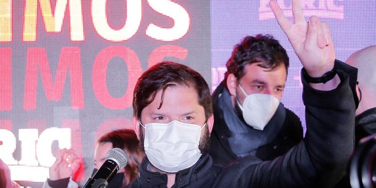 Quiénes son Gabriel Boric y Sebastián Sichel, los ganadores de las primarias chilenas