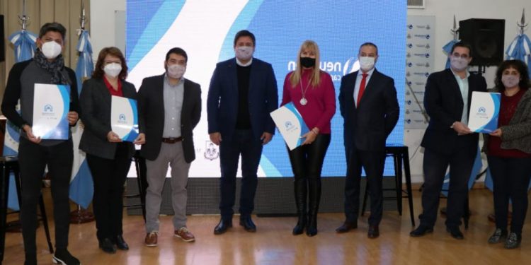 Gaido acordó la entrega de lotes para farmacéuticos, escribanos, martilleros y trabajadores de comunicaciones